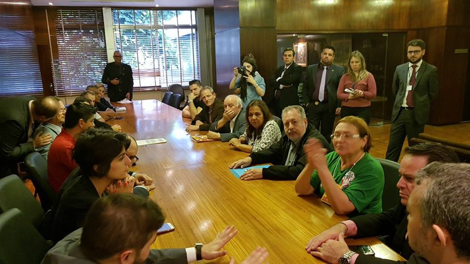 Sindicatos pressionam o Governo pela retirada dos Projetos que atacam os Servidores Públicos